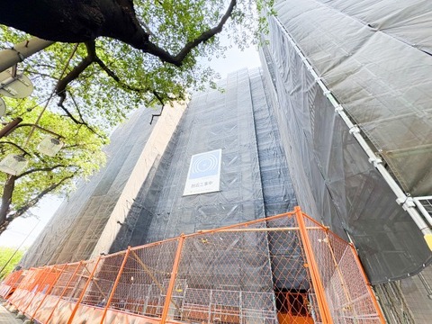 青空が広がる開放的な環境に建つ、総戸数豊かなマンション。広々としたバルコニーからは豊かな採光が期待でき、日々の暮らしに潤いを与えます。利便性の高い道路に面しており、アクティブな生活を支える拠点に最適。