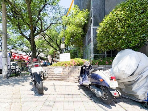大切なバイクを身近に保管できる、専用のバイク置場を完備。出し入れのしやすいフラットな設計で、日々の移動やツーリングの出発もスムーズです。豊かな緑に包まれた、愛好家の方にも嬉しいゆとりあるスペースです。