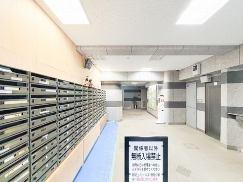 関係者以外の立ち入りを制限する掲示や防犯カメラを完備し、セキュリティ面に配慮されたエントランスホール。整然と並ぶメールボックスが、管理体制の良さと居住者のマナーの良さを物語る、安心の住環境です。