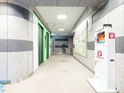 機能的に配置されたメールコーナーと、見通しの良いホールが安心感を醸成します。無駄のないスッキリとした空間は、マンション全体の質の高さを象徴。日々の何気ない移動も快適に感じられる、洗練された共用部です。