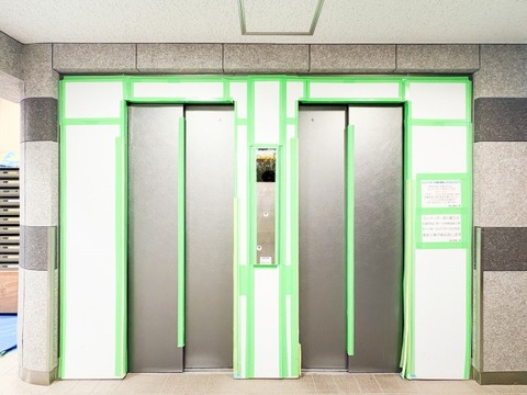 エレベーターを2基完備しており、忙しい朝の時間帯もスムーズな移動をサポート。現在大規模修繕工事を実施中で、建物の耐久性や資産価値を高めるメンテナンスが進んでいます。将来への安心感も備わった住まいです。