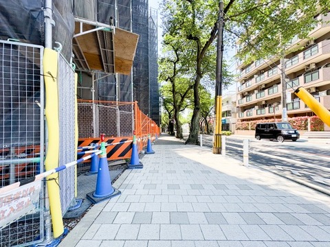美しく整備された並木道に面した、開放感あふれるロケーション。四季折々の自然を身近に感じながら、ゆったりとウォーキングやお散歩を楽しめる環境です。国立ならではの穏やかで品格ある住環境がここにあります。