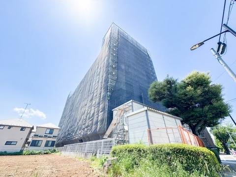 周囲に遮るもののない、空を広く感じる開放的なポジションに位置。全戸に光を届けるよう設計されたフォルムが、明るい室内環境を予感させます。日当たりの良さと通風の良さを兼ね備えた、心地よい都市型マンション。