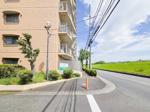 マンションの共用部分が丁寧に整備され、清潔感あふれる住環境が広がっています。住民一人ひとりが快適に過ごせるよう配慮された空間で、住まい全体の管理体制の良さが実感できます。