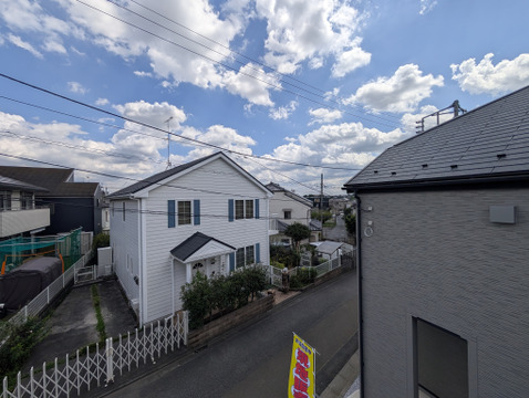 閑静で落ち着いた街並みが一望でき、周辺の穏やかな住環境の良さが感じられます。