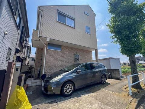 敷地内には駐車スペースを設けています 。前面道路が約8mと非常に広いため、運転が苦手な方でも、ストレスなくスムーズに庫入れを行えます 。