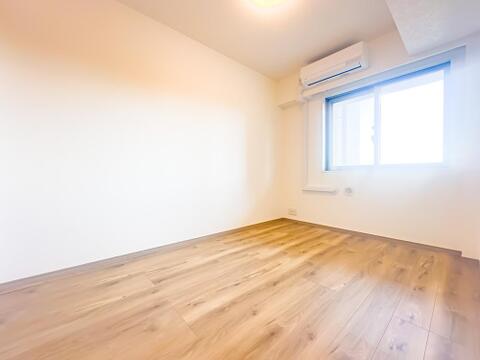 子供部屋や書斎、テレワークルームなどにするにも丁度良い広さの約5帖の居室。使い方は貴方次第です。エアコンを設置済みです。現地(2025年10月)撮影
