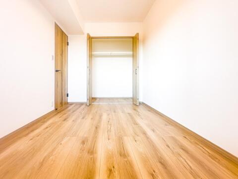 約5帖の居室は、大きなクローゼットをご用意しております。木目調が温もりを感じる室内です。現地(2025年10月)撮影