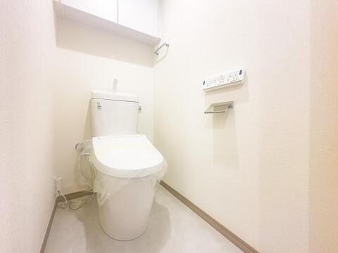 温水洗浄便座完備のトイレスペース。ついつい考え事をしてしまうほど落ち着く空間です。現地(2025年10月)撮影