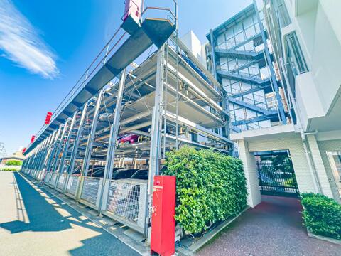 駐車場スペース。月額10000円~15000円でご利用いただけます。ご利用の際は空き状況を確認致します。現地(2025年10月)撮影