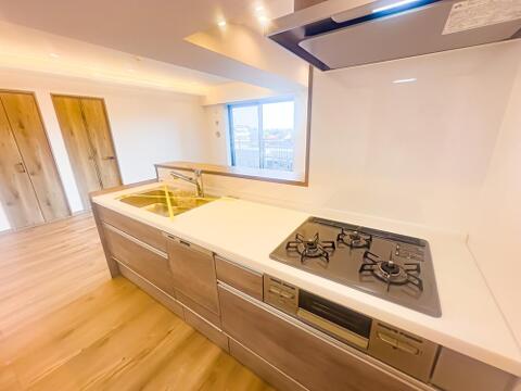 笑顔がよく似合う、そんな明るい雰囲気のキッチンスペース。毎日の料理が楽しくなりそうな期待感に満ちています。浄水器・食洗器付きです。新規交換され、清潔にご利用いただけます。現地(2025年10月)撮影