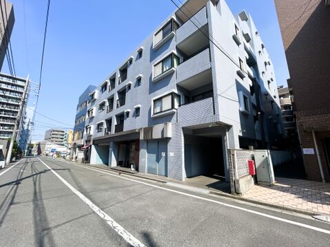 構造の確かさを感じさせるスクエアな外観フォルム。1階部分にはピロティがあり、雨の日でも濡れずにアプローチできる安心の設計です。都会の喧騒の中にありながら、住まう人をしっかりと守る力強さを感じさせます。