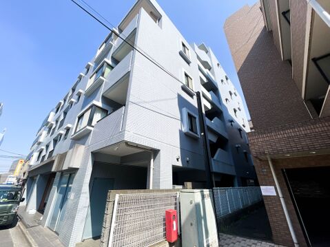 視認性の高いタイル貼りの外観と、店舗併設による賑わいが資産価値を高めます。立地の良さとデザイン性の高さは、賃貸需要も期待できるポテンシャルを秘めています。住んで良し、貸して良しの優良物件と言えます。