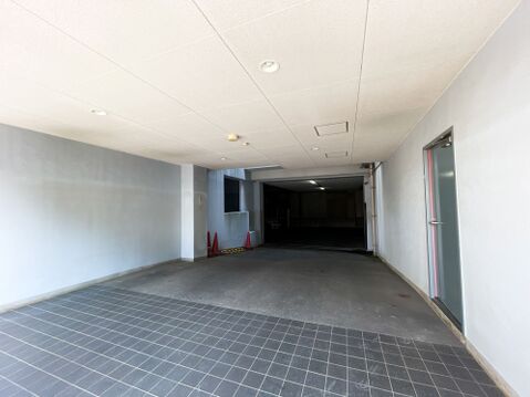 建物内を通り、スムーズに駐車場へと繋がるアプローチ。雨の日でも極力濡れずに移動できる設計が、住まう方への配慮を感じさせます。フラットで視認性も良く、お車への移動も安全かつ快適に行える動線が確保されてい