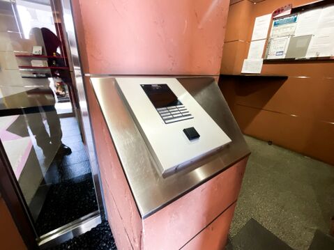 セキュリティの要となる、カメラ付きオートロックシステムの操作パネル。訪問者を映像で確認してから解錠できるため、一人暮らしの方や女性も安心です。都会の暮らしに欠かせない、確かな安心を約束する設備を完備。