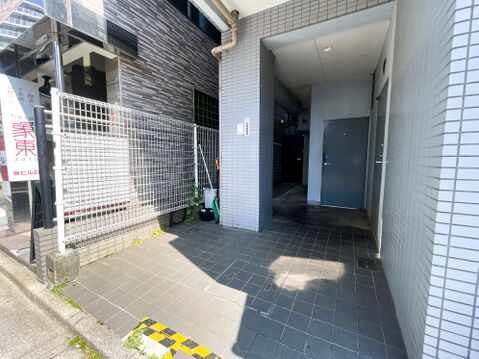 物奥へと続く、屋根付きの駐輪場アプローチ。雨の日でも濡れにくく、大切な自転車の出し入れがしやすい平坦な設計です。プライバシーに配慮された奥まった位置にあり、防犯面での安心感も兼ね備えています。