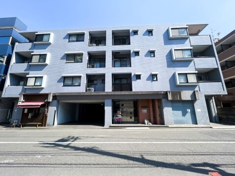 : 1階部分には落ち着いた雰囲気の店舗が入居。周辺には生活を彩る施設が点在し、利便性と賑わいを感じられる住環境です。帰宅時にサッと立ち寄れる安心感があり、都会的なライフスタイルを存分に満喫いただけます