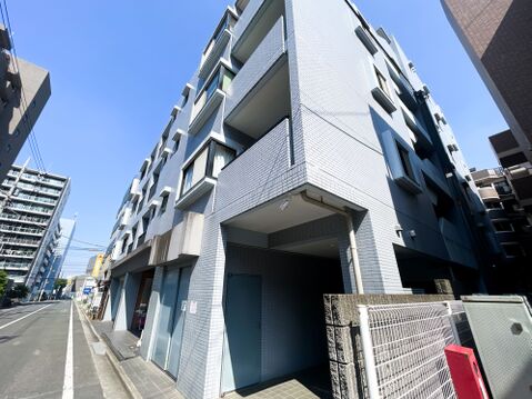 前面道路が広く確保されており、圧迫感のない開放的な立地です。周囲に高い建物が少なく、上層階はもちろん中層階までもたっぷりの陽光が差し込みます。明るく風通しの良い、健やかな毎日をサポートする住まいです。