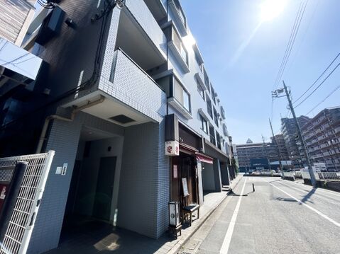 どっしりとした5階建てのフォルムと、丁寧に仕上げられた外壁タイルが重厚感を演出。清掃の行き届いた共用部が、管理体制の良さを物語ります。長く住まうほどに愛着が湧く、確かな造りと品格を感じさせる邸宅です。