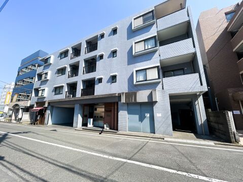 洗練された外観が、感度の高いアーバンライフを象徴。飲食店やオフィスが共存する活気あるエリアに位置し、仕事もプライベートもアクティブに楽しみたい方に最適です。利便性を手放さない、スマートな選択がここに