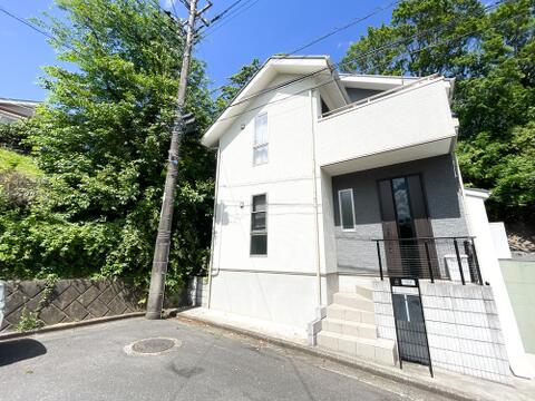 豊かな緑に包まれ、高台から街を見下ろす圧倒的な開放感。この場所でしか手に入らない、特別な価値がここにあります。日々の喧騒を離れ、静寂と眺望を独占する、真の贅沢を叶える住まいです。