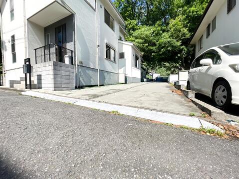 並列駐車も可能なゆとりあるカースペース。前面道路からの見通しも良く、落ち着いて入出庫ができる設計です。コンクリート敷きのため、雨の日でも足元が汚れにくく、洗車やメンテナンスも快適に行える広々とした空