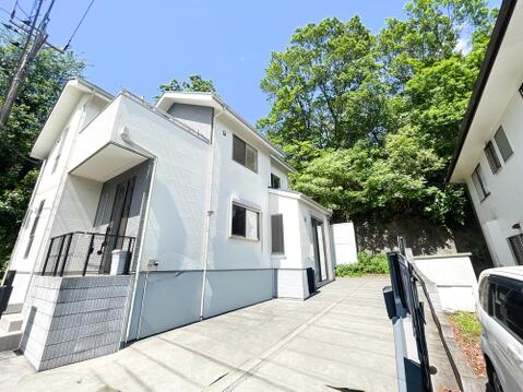 お車だけでなく、自転車やバイク置き場としても。奥行きを活かした設計で、ご家族の自転車やバイクもゆったりと配置可能です。玄関アプローチまでの動線もスムーズで、重い荷物の運び出しや、お子様を連れての乗り