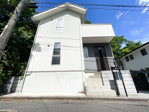 道路より一段高い設計に加え、モダンなフェンスで囲まれた玄関ポーチがプライバシーをしっかり確保。通行人の視線を気にすることなく、開放感と安心感を両立させた落ち着いた暮らしが叶います。