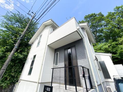 多面採光の窓からは、周囲の自然や広大な空を切り取ったような景色を楽しめます。高台立地による日当たりの良さと通風の良さを兼ね備えた、健やかで爽やかなライフスタイルを提案します。