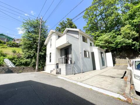 背後に広がる深い緑が、都会の喧騒を忘れさせてくれる安らぎの住まい。四季折々の自然の表情を間近に感じながら、爽やかな風と陽光が通り抜ける心地よい日々を過ご