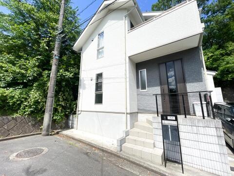 道路から一段高くなった敷地に建ち、外部からの視線が気になりにくいプライバシーに配慮した設計。通行人の視線を気にせず、バルコニーでリラックスした時間を過ごせます。セキュリティ面でも安心感の高い住まいです
