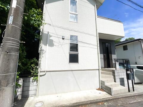 南向きの斜面に建ち、遮るもののないたっぷりの陽光が差し込む明るい住まい。高台ならではの開放的な眺望も魅力です。どの居室にいても光を感じられ、健やかで爽やかな毎日を送ることができます。