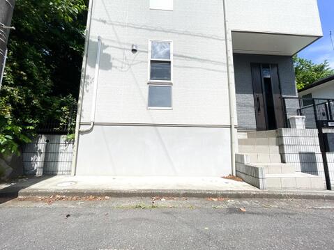 スタイリッシュな外観に、実用的な機能を凝縮。玄関へと続くアプローチや、すっきりとまとめられたポストユニットなど、日々の使いやすさにも配慮されています。美しさと暮らしやすさが融合した、誇らしい我が家です