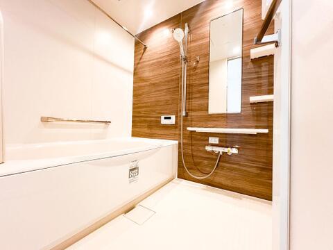 家族みんなが快適に使えるゆとりあるバスルーム。保温性の高い浴槽と使いやすい充実した設備が、毎日の入浴をより一層心地よいひとときにしてくれる嬉しい設備です。