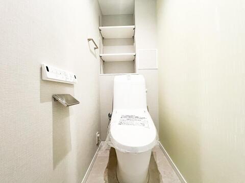 コンディション良好な清潔なトイレです。手入れが丁寧に行き届いており、中古物件でも快適にご使用いただける衛生的で清潔な環境がしっかりと整っています。