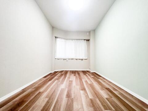 広さと収納力を兼ね備えた使いやすい洋室。家具の配置の自由度が高く、子供部屋や書斎としても活用しやすい汎用性の高い空間が魅力です。