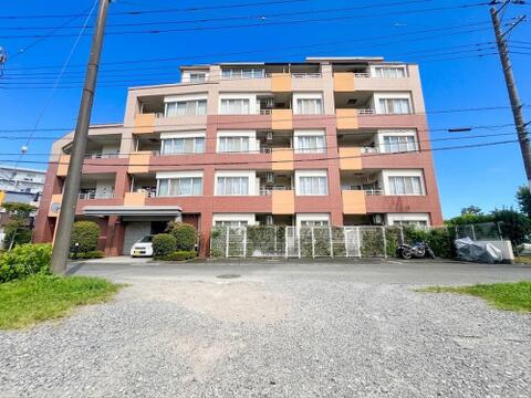 存在感のある外観が特徴のマンション。落ち着いたデザインとしっかりとした構造が安心感をもたらし、住まいとしての信頼性が感じられる美しい造りです。