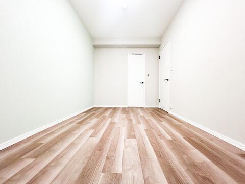 ウォークインクローゼット付きの居室は、衣類や荷物をたっぷり収納できます。部屋をすっきりと保ちやすい設計で、居心地の良い生活空間が広がっています。