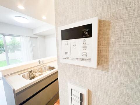 追い炊き機能付きのお風呂で、家族の入浴時間が異なってもいつでも温かいお湯に入れます。冷めたお湯を温め直せるため、毎日のバスタイムが快適で、家族全員がリラックスできる住まいです。