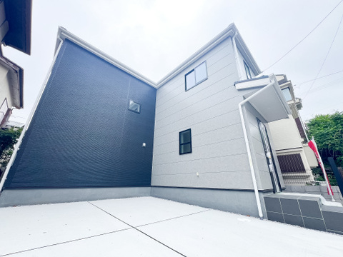 シンプルモダンな外観が魅力の建売住宅。飽きのこないデザインが特徴で、どんなインテリアにもマッチし、周辺の街並みにも自然と溶け込みます。上品な外観が、帰宅するたびにほっとする空間を演出してくれます。