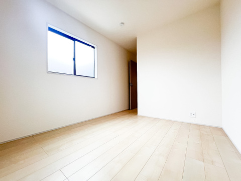 広々な子供部屋は、のびのびと過ごせる空間が魅力です。明るい日差しが差し込み、遊びや勉強に集中できる居心地の良い環境となります。お子さまの成長に合わせたレイアウト変更もしやすく、収納も充実しています。