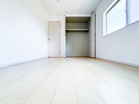 お部屋を広く使えるよう、大容量のクローゼットを完備。衣類から季節物までしっかり収まるため、居住スペースを常にすっきりと保てます。白を基調とした内装は、どんな家具とも相性良く馴染みます。