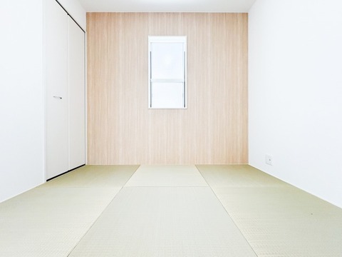 キッチンから目が届く位置に畳スペースを確保。小さなお子様の遊び場や学習スペースとしても安心です。扉のないオープンな造りが、家族の繋がりを保ちつつ、それぞれの時間を心地よく演出します。
