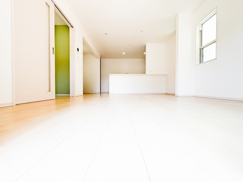 白を基調とした室内は、光を反射しお部屋全体を明るく演出します。奥行きのある広々としたLDKは、家具の配置も自由自在。家族が集まり、自然と会話が弾むような、穏やかで開放感に満ちた住空間です。