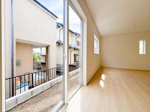 日当たりが良く、常に明るいリビングです。風通りも良いため、気持ちのいい毎日を過ごせそうです。