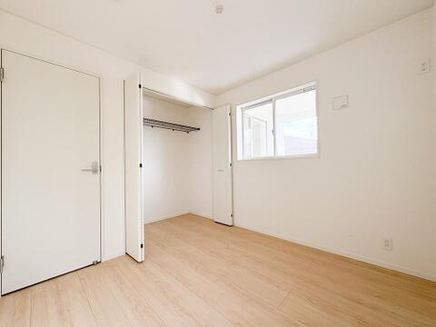 複数設置された窓からは、心地よい採光がお部屋に降り注ぎます。心地の良い空間をお楽しみください。