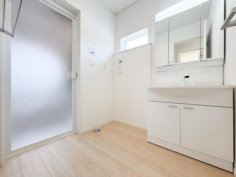 洗面台には三面鏡タイプを採用しました。身だしなみを整えやすい事はもちろんですが、鏡の後ろに収納スペースを設ける事により、散らかりやすい洗面スペースをすっきりさせる事が出来るのも嬉しいですね。