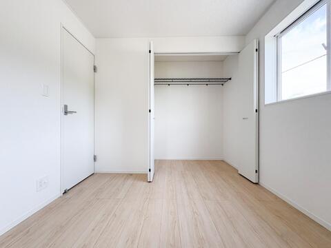 すべての洋室には収納が備え付けてあります。衣類や小物などを収納することで、住空間を有効活用できます。広さも十分ございますので、お客様の生活シーンに合わせてご活用ください。