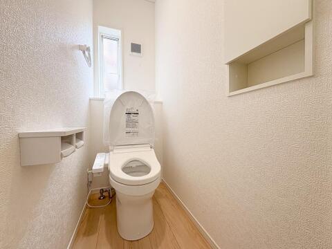 白色に統一されたトイレは清潔感に満ち溢れております。小物置きスペースがございます。トイレ用品のストックなどを収納いただけます。