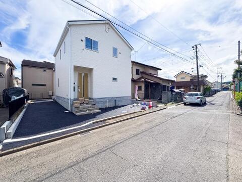 前面道路は車通りが少ないため、安心してお車の出し入れを行えます。小さなお子様がいらっしゃるお客様も安心して生活することができそうです。